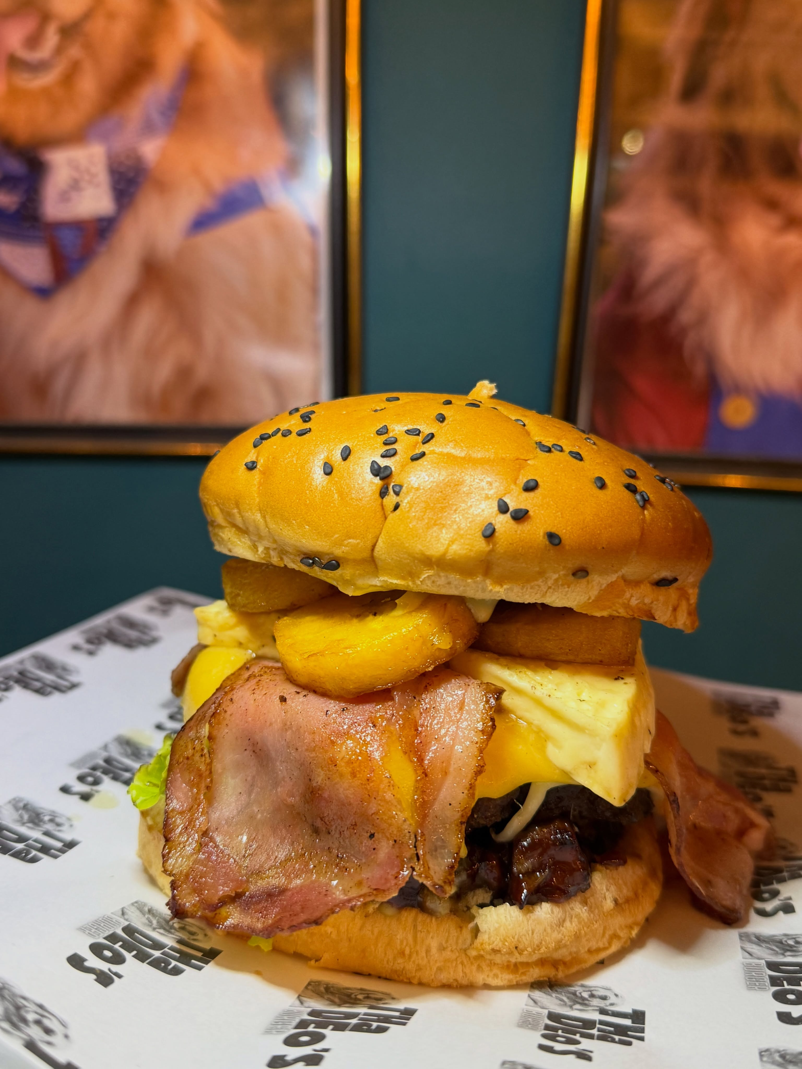 Hamburguesa de Thadeo’s Burger House, servida con papas