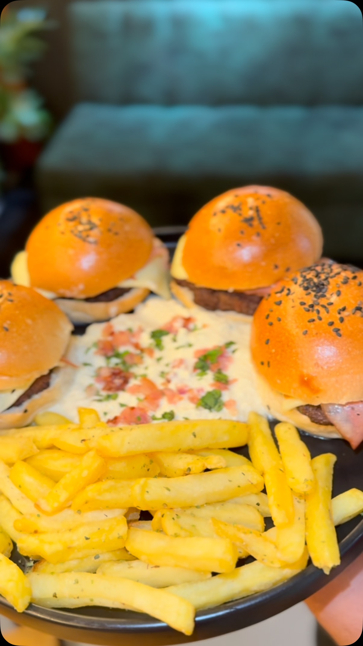 Hamburguesas servidas con papas